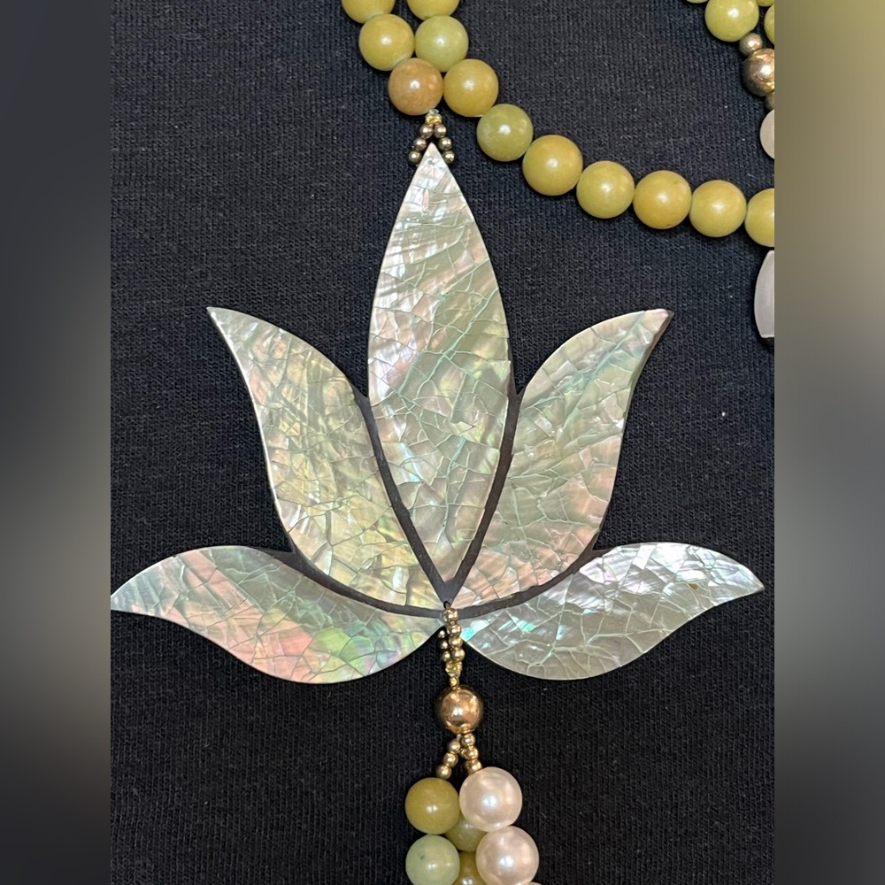 Vintage Lee Sands 70’s Lotus Flower Mother of Pearl Inlay VTG Necklace - Picture 3 of 6